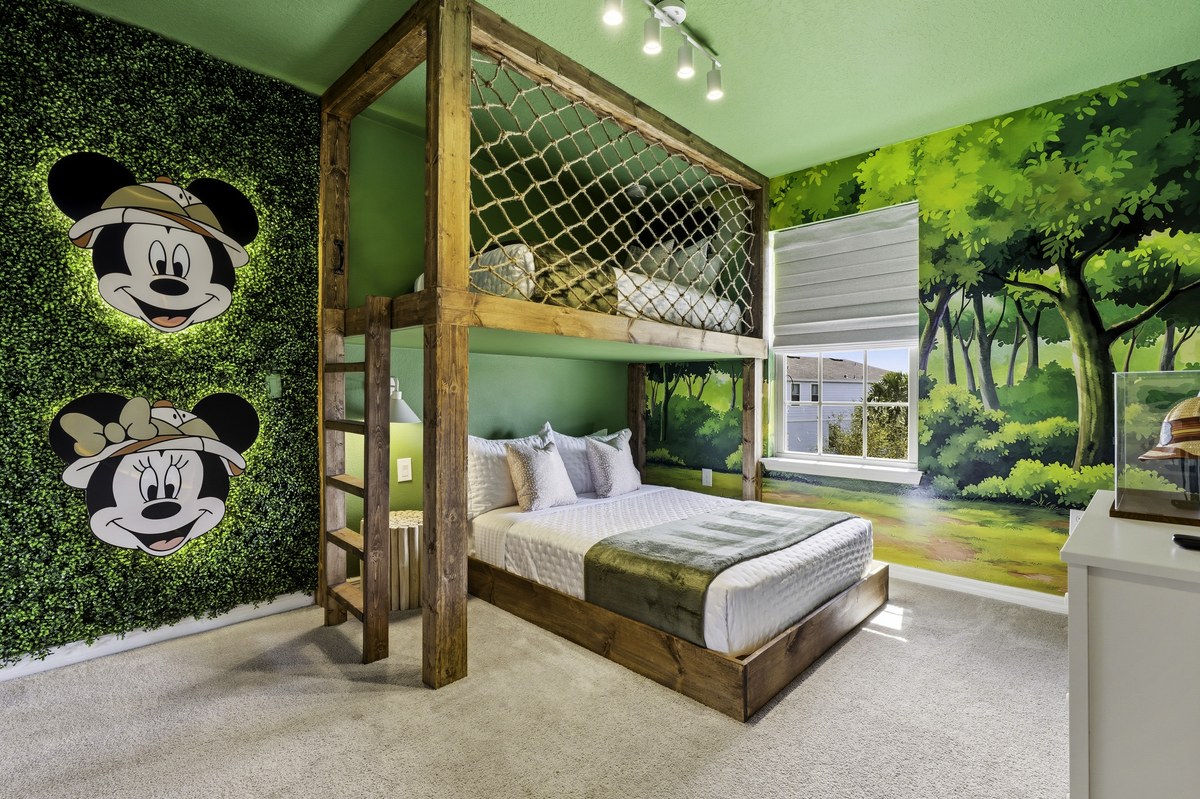 Treehouse-style bunk room with a forest mural and cargo net in Davenport
