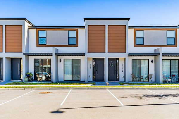 Another section of the same modern townhome row in Kissimmee