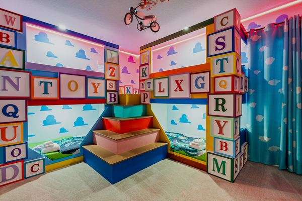 Toy-block themed bunk structure with letter cubes and a play platform in Orlando